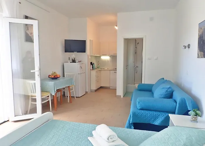 Kiwi-near Paklenica Np * 스타리그라드 파클레니차